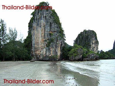 Felsformation am Strand von Thailand