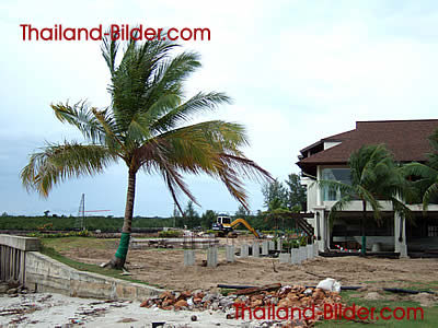 Aufbauarbeiten am Strand von Krabi nach Tsunami Unglck