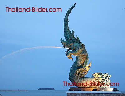 Wasserspeiender Drache am Strand von Songkhla, Thailand