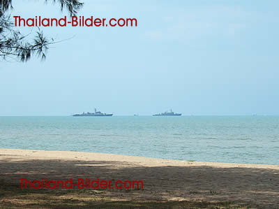Kriegsschiffe ankern vor der Bucht von Thailand in Songkhla