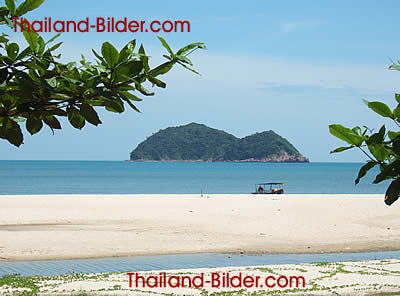 Strand vor der Insel Koh Meau, die eine lauernde Katze zeigt